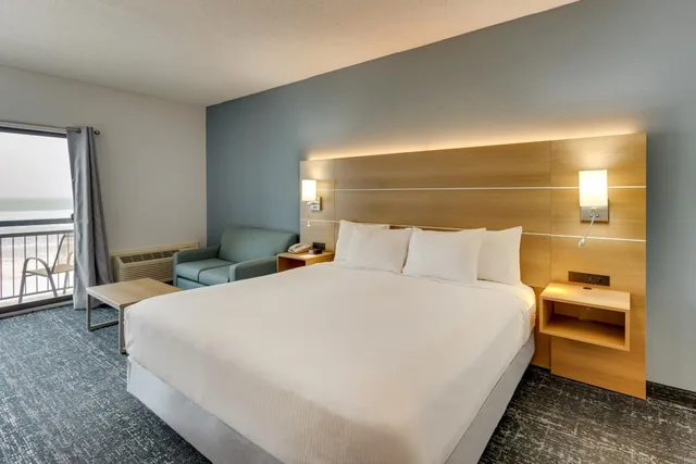غرفة بسرير كينج بإطلالة على البحيرة، Parkshore Resort 3/6
