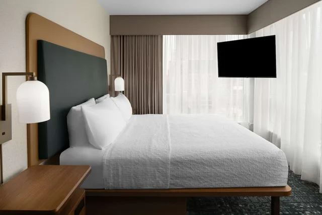غرفة بسرير كينج بحوض استحمام، Homewood Suites by Hilton Charlotte Uptown First Ward 2/3