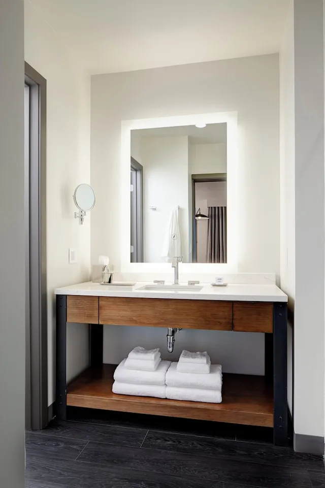 King Bed, Balcony, Den، Archer Hotel Seattle Redmond 3/4
