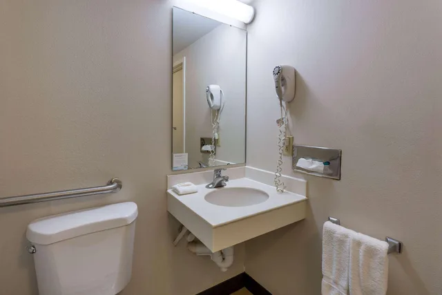غرفة بسرير كينج لذوي الإعاقة، La Quinta Inn & Suites by Wyndham Kingsport Tri-Cities 4/6