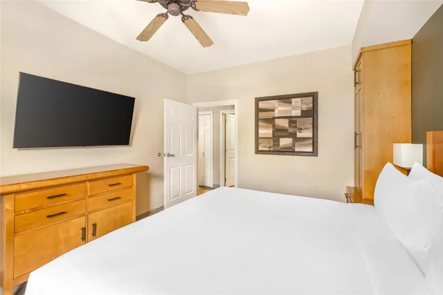جناح ديلوكس بسرير كينج بغرفة نوم واحدة مع أريكة، Hilton Vacation Club Lake Tahoe Resort South 3/6