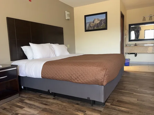 غرفة قياسية بسرير كينج بإطلالة على الجبل، Yosemite Sierra Inn 5/10