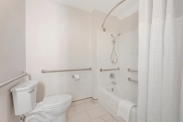 جناح بسريرين كوين مع أريكة لذوي الإعاقة، Comfort Suites Salem 3/5