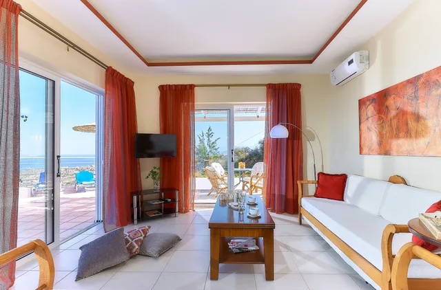 بنغل حصري بسرير كوين مع سرير سحّاب إضافي مع أريكة بمسبح خاص، Nymphes Luxury Apartments 1/7