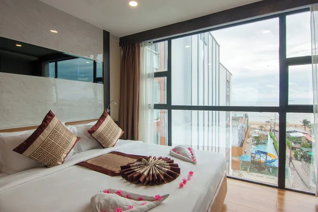 Suite, King Bed, Sofa, Golden Jomtien Beach Hotel 1/6