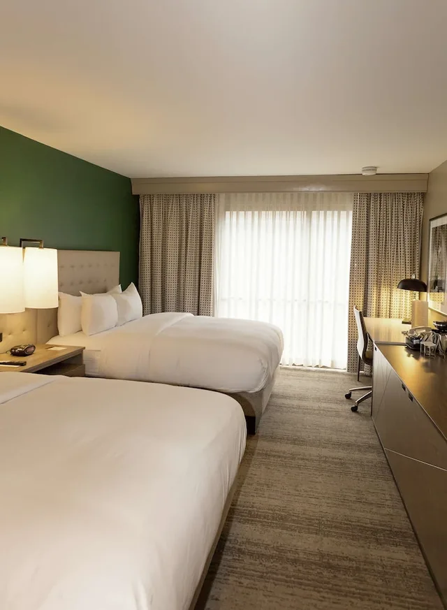 غرفة بسريرين كوين بإطلالة على المسبح بشرفة، Hilton Birmingham Downtown at UAB 8/10