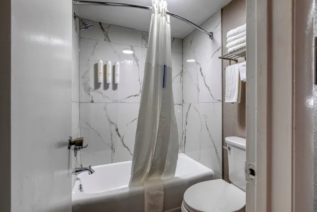 غرفة بسريرين كوين، Clarion Pointe Decatur River City 8/10
