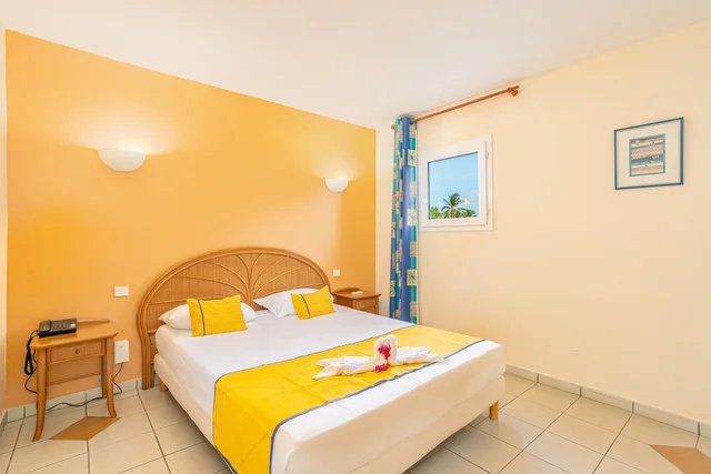 شقة بسرير مزدوج بغرفة نوم واحدة مع أريكة بمطبخ صغير، Karibea Resort Sainte Luce Residence Caribia 1/4