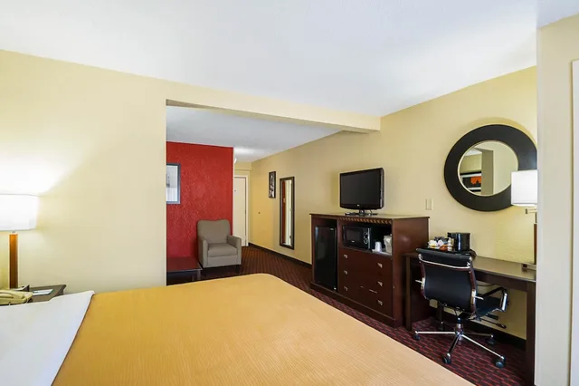 جناح بسرير كينج مع أريكة، Quality Inn & Suites Hagerstown 4/6