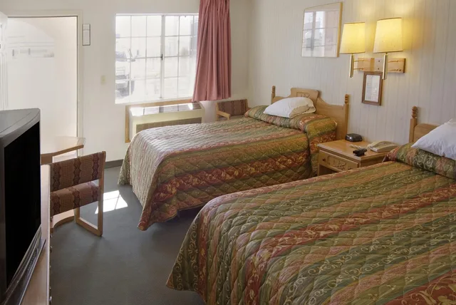 غرفة بسريرين كوين للمدخنين، Aerospace Inn Mojave 1/1