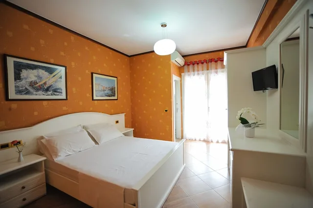غرفة قياسية بسرير كوين بإطلالة على البحر، Iliria Internacional Hotel 3/10