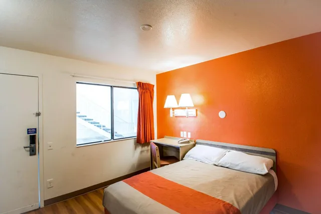 1 Full Bed - ADA/RI Shower، Motel6 Redding, CA - North 7/10