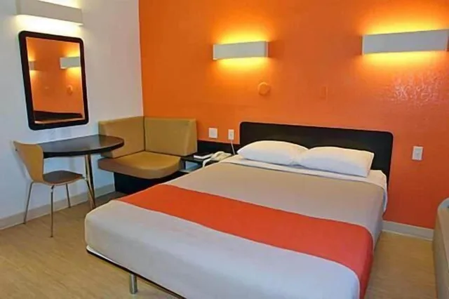 1 Queen Bed - Mobil Access Tub Nsmk Micfridg, Motel6 Marble Falls, TX 7/9