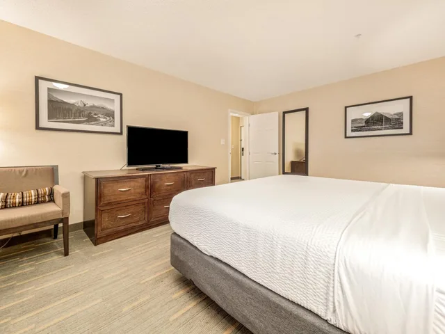 جناح بسرير كينج بإطلالة على المسبح مع أريكة، HOLIDAY INN LETHBRIDGE 2/6