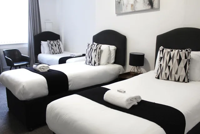 غرفة ثلاثية، The Mitre Hotel 1/3