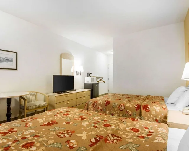 غرفة قياسية بسريرين كوين، Rodeway Inn Watsonville 3/4
