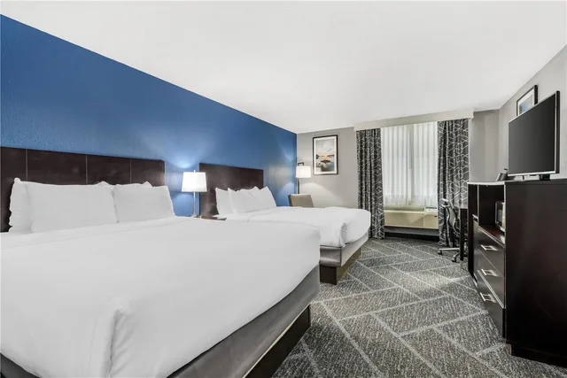 Room, 2 Queen Beds, Pool Side, Bathtub, Best Western Rochester Hotel Mayo Clinic Area/St Marys 1/1