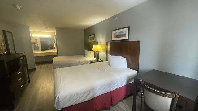 غرفة قياسية بسريرين كوين، Days Inn & Suites by Wyndham Winnie 4/7