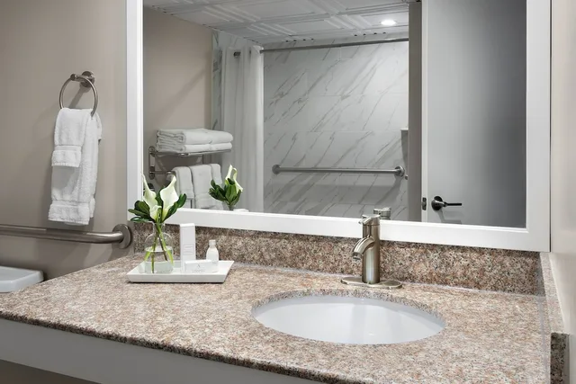 Room, 2 Queen Beds, Creek Side, Accessible، Shem Creek Inn 2/2