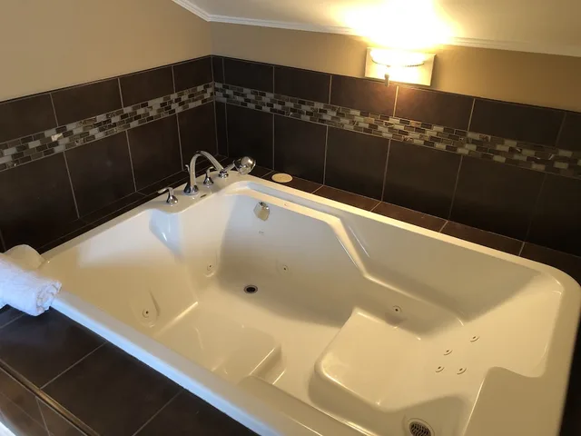 Parker, Suite, King Bed، Leaside Manor By The Leaside Group 9/9