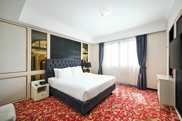 Junior, King Bed, City View, California Saigon Hotel & Rooftop Pool 2/5