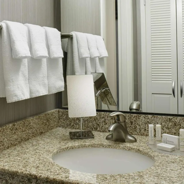 غرفة بسرير كينج لذوي الإعاقة، AmericInn by Wyndham Brookfield 8/8