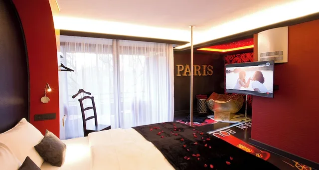 Moulin Rouge, Queen Bed، PLAZA INN stays design Dortmund 2/5