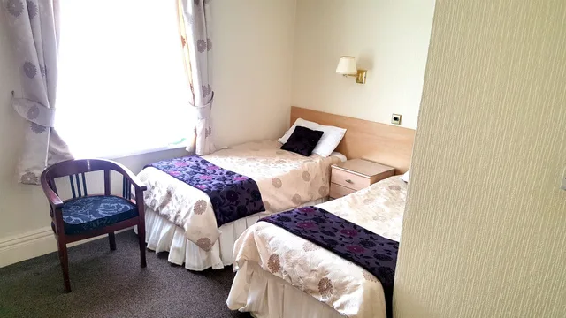 غرفة قياسية بسريرين منفصلين، Clifton Park 1/5