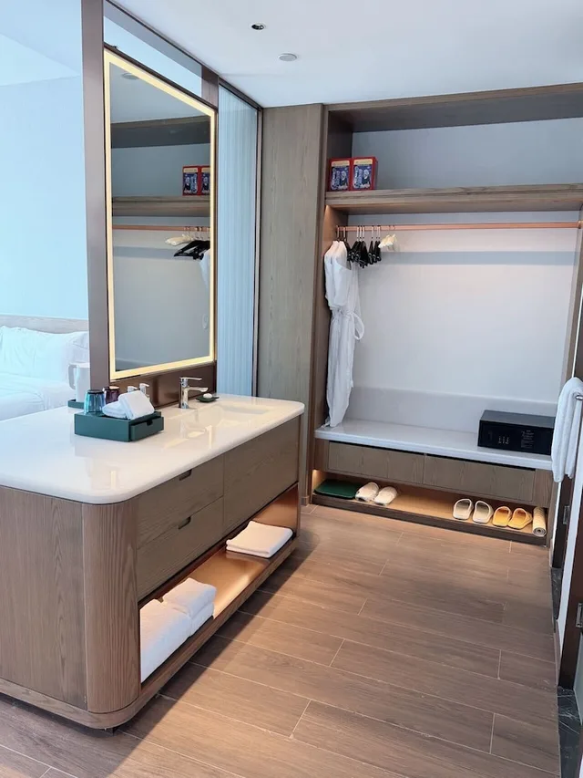 غرفة قياسية بسرير كينج بإطلالة على البحر بشرفة، Holiday Inn Resort Wanning Shenzhou Peninsula by IHG 5/5