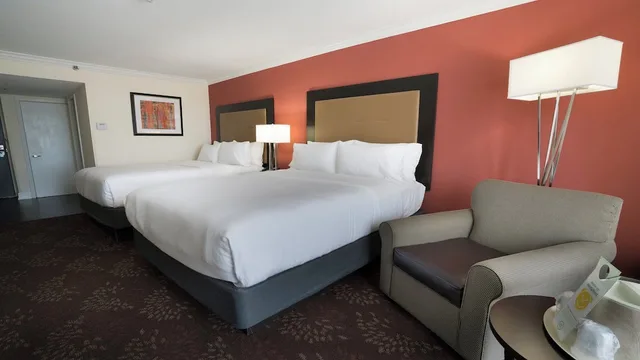 غرفة قياسية بسريرين كوين لذوي الإعاقة، Holiday Inn Tyler-Conference Center, an IHG Hotel 2/3