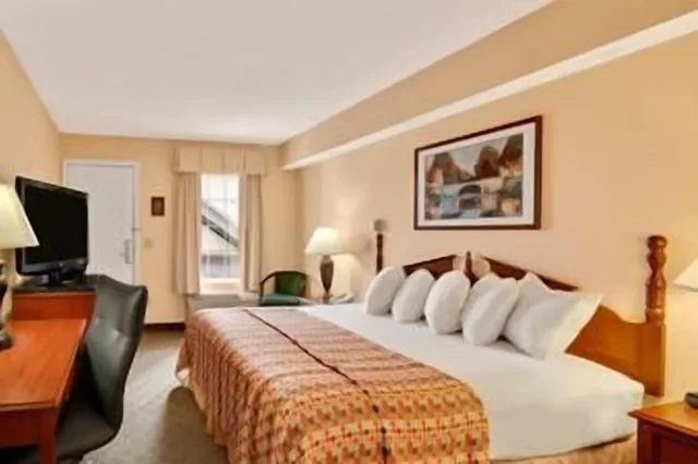غرفة قياسية بسرير كينج لذوي الإعاقة، Baymont By Wyndham Easley/Greenville 1/5