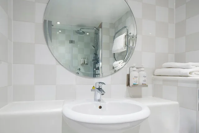غرفة قياسية بسرير مزدوج مع أريكة، HOLIDAY INN LONDON HEATHROW M4J4 9/10