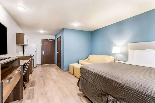 غرفة بسرير كينج بحوض استحمام لذوي الإعاقة، WoodSpring Suites Charlotte - University Research Park 2/4