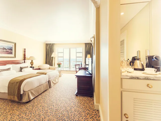 غرفة بسريرين منفصلين بإطلالة على الجبل، InterContinental Table Bay Cape Town by IHG 2/4