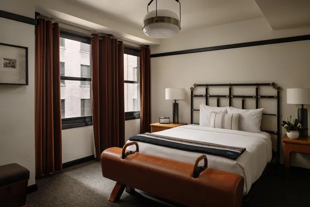 غرفة بسرير كوين، Chicago Athletic Association 2/4