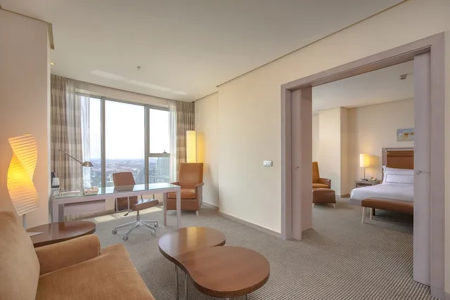 جناح جونيور بسرير كوين مع أريكة، Melia Valencia Palacio de Congresos Formely Hilton Valencia 6/10
