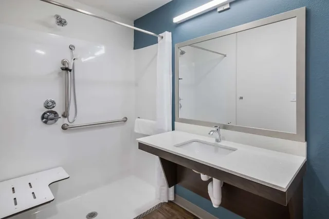 غرفة أساسية بسرير كوين لذوي الإعاقة، WoodSpring Suites Round Rock - Austin North 4/5