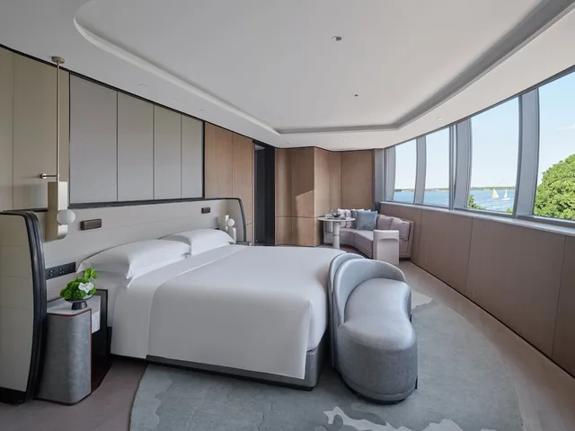 جناح جونيور بسرير كينج بإطلالة على البحيرة بشرفة، InterContinental Shanghai Harbour City 1/1