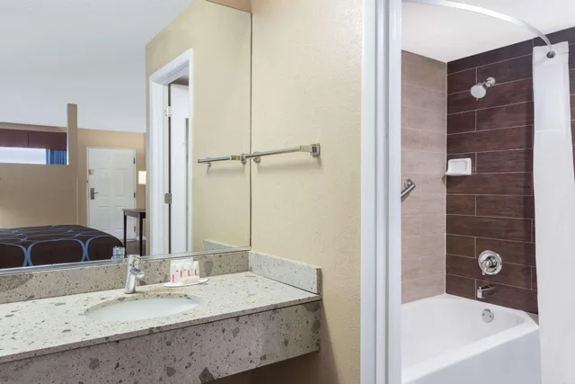 جناح بسرير كينج، Super 8 by Wyndham Ellenton Bradenton Area 2/2