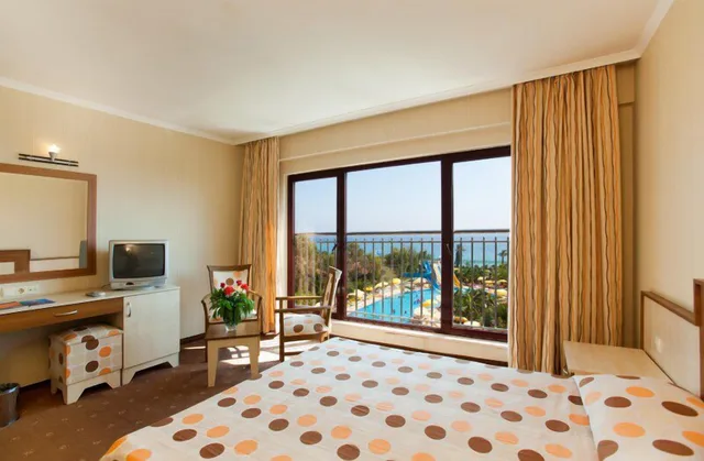 غرفة قياسية بسرير كوين وسرير فردي مع أريكة، Stella Beach Hotel 8/10