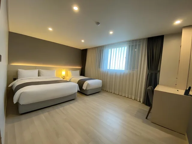 غرفة ديلوكس بسريرين منفصلين وسرير كوين وسرير فردي، New Donghae Hotel 1/2
