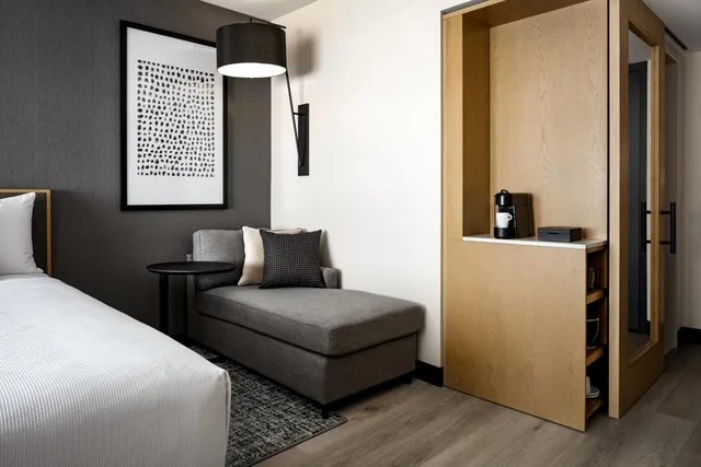 غرفة بسرير كينج وسريرين كوين، Hyatt Place Montreal - Downtown 3/5