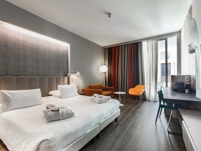 غرفة بريفيليج بسرير كينج بشرفة مع أريكة، MERCURE FIRENZE CENTRO 2/10