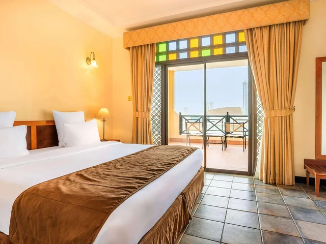 غرفة سوبيريور بسرير مزدوج بإطلالة، Novotel Al Dana Resort 3/4