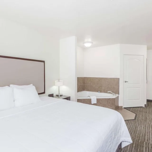 جناح سوبيريور بسرير كينج، Hawthorn Suites By Wyndham Victorville 2/4