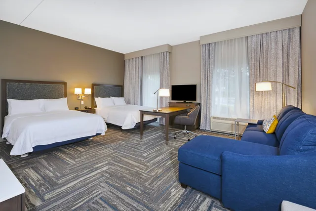 غرفة بسريرين كوين مع أريكة لذوي الإعاقة، Hampton Inn & Suites Wells-Ogunquit 1/3