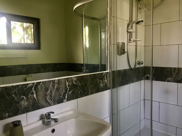 غرفة عائلية رباعية بسرير كينج وسرير بطابقين بمطبخ صغير، Omanye Lodge 4/5