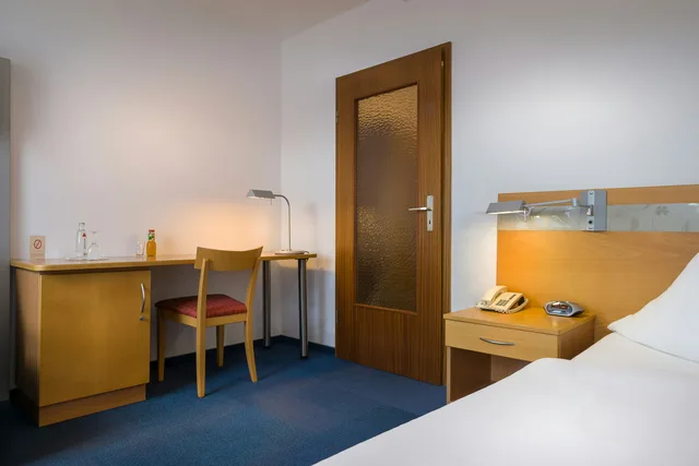غرفة مفردة بحمام خاص بمطبخ صغير، acora Karlsruhe Zentrum Living the City 3/10