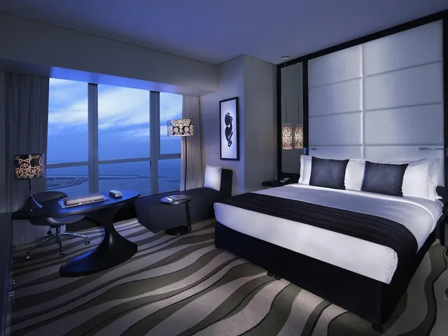 غرفة فاخرة بسرير كينج بإطلالة على البحر، Sofitel Abu Dhabi Corniche 1/10