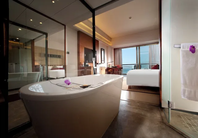غرفة تنفيذية بسريرين منفصلين بإطلالة على البحر مع دخول الصالة، Pullman Oceanview Sanya Bay Resort and Spa 4/4